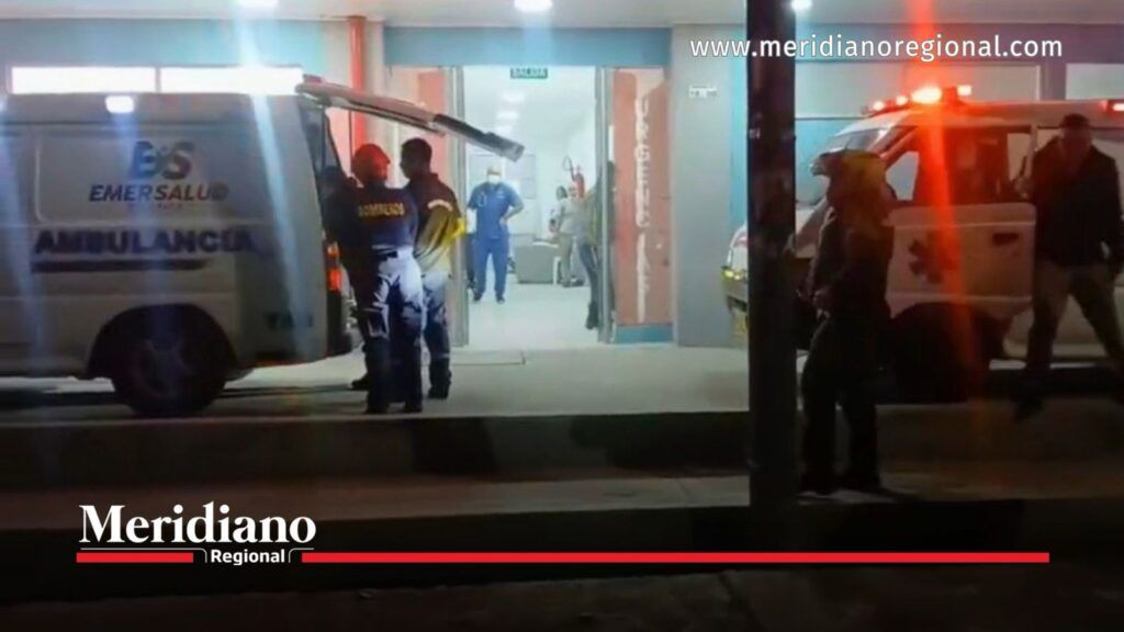 Ambulancias y personal médico durante la atención de afectados por el volcamiento de un bus en Timbío, Cauca.