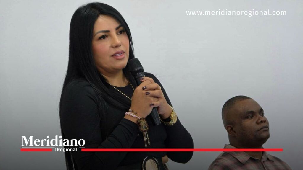 Diana Murillo secretaria de Gobierno encargada del Cauca durante una intervención sobre el accidente en la vía Panamericana.