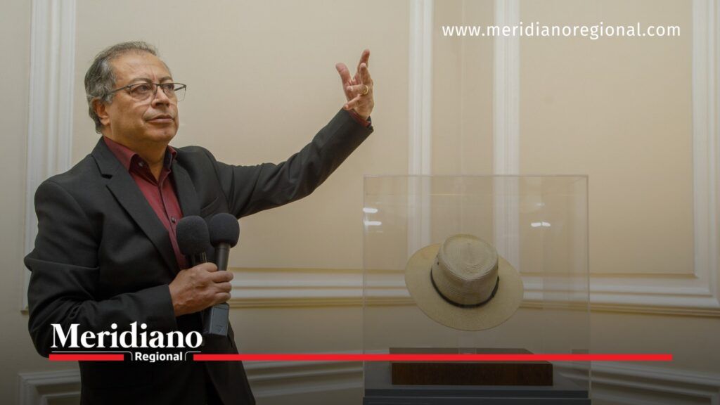 Gustavo Petro junto al sombrero de Carlos Pizarro en contexto de la decisión de Abelardo de la Espriella.