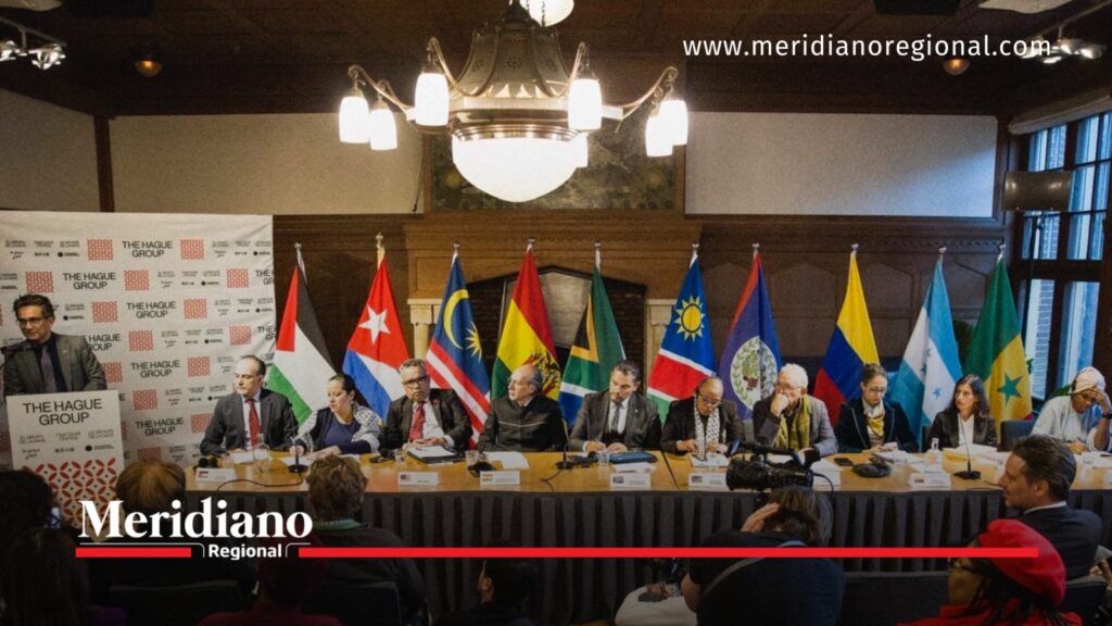 Grupo de La Haya durante encuentro internacional - Meridiano Regional Grupo de La Haya durante una reunión con delegados internacionales y banderas de los países participantes.