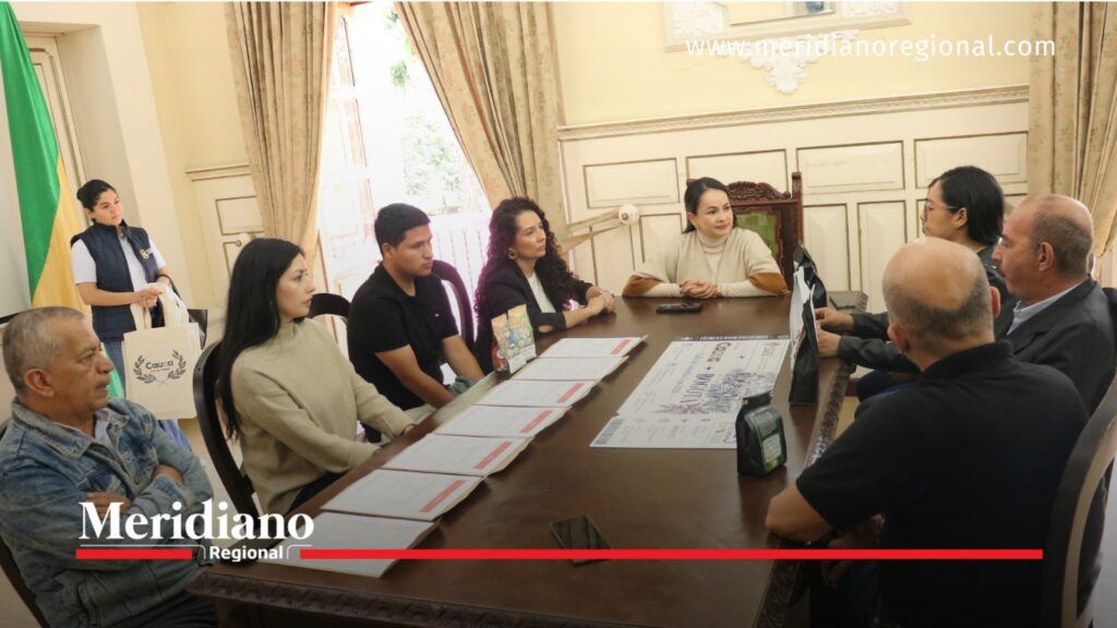 Elvia Rocío Cuenca Bonilla reunida con participantes de empresas cafeteras del Cauca antes de Cafés de Colombia Expo 2026.