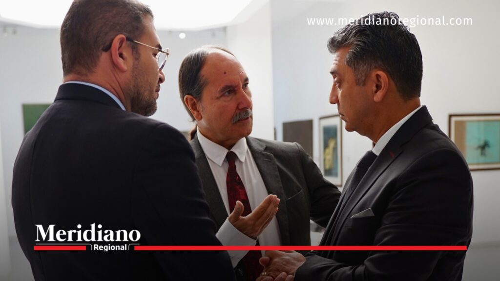 Autoridades y periodista durante homenaje a Edgar Negret - Meridiano Regional Gabriel Enrique Fernández Silva junto al alcalde de Popayán y el periodista José Dueñas durante el homenaje a Edgar Negret.