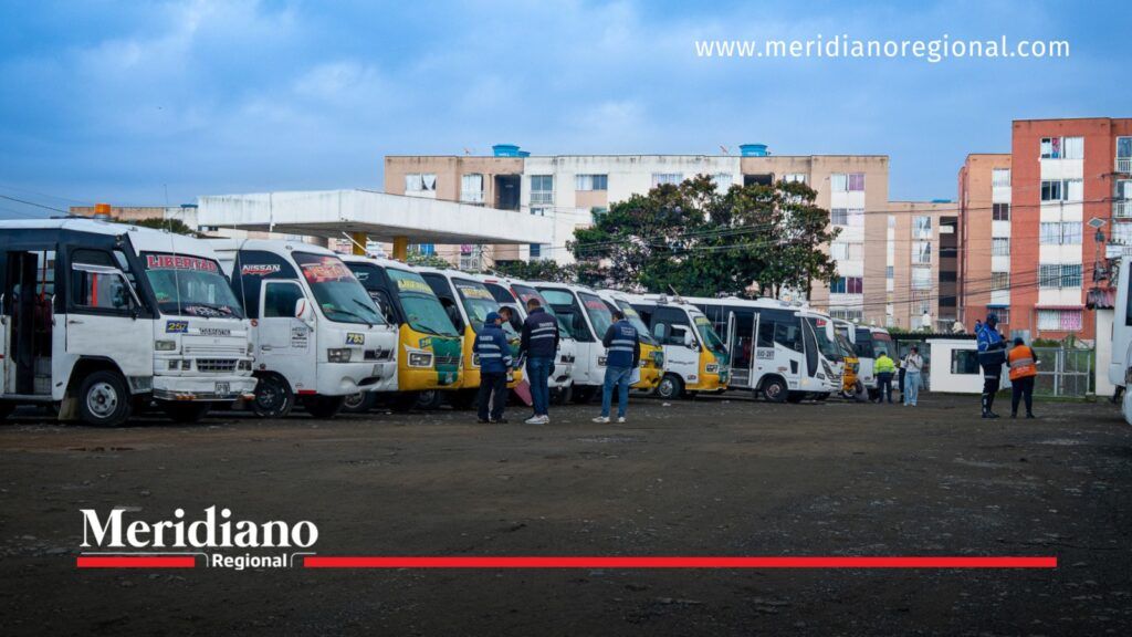 Vehículos de servicio público inspeccionados en Popayán - Meridiano Regional Vehículos del transporte público en Popayán durante jornada de inspección realizada por funcionarios de Tránsito y Movilidad Futura.