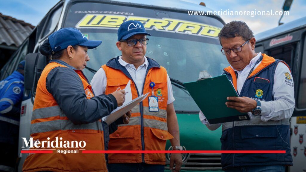 Inspección a vehículos del transporte público en Popayán - Meridiano Regional Integrantes de Movilidad Futura inspeccionan un vehículo del transporte público en Popayán.