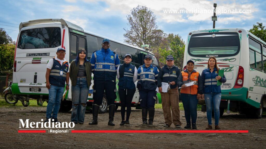 Inspección al transporte público en Popayán - Meridiano Regional Funcionarios inspeccionan vehículos del transporte público en Popayán junto a buses de servicio urbano.