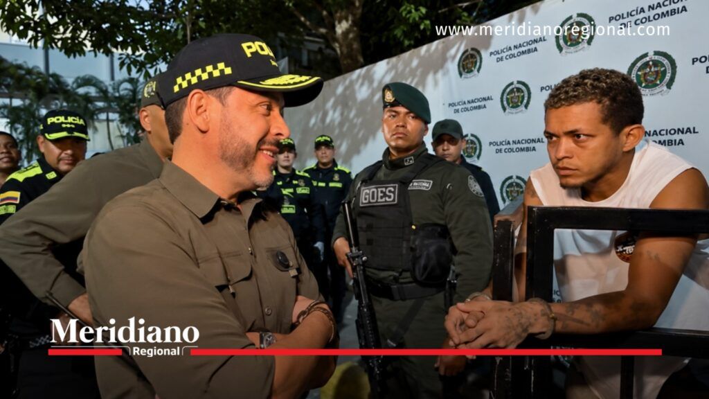 Abelardo De La Espriella frente a alias Keko en Barranquilla - Meridiano Regional Abelardo De La Espriella frente a alias Keko durante operativo en Barranquilla.