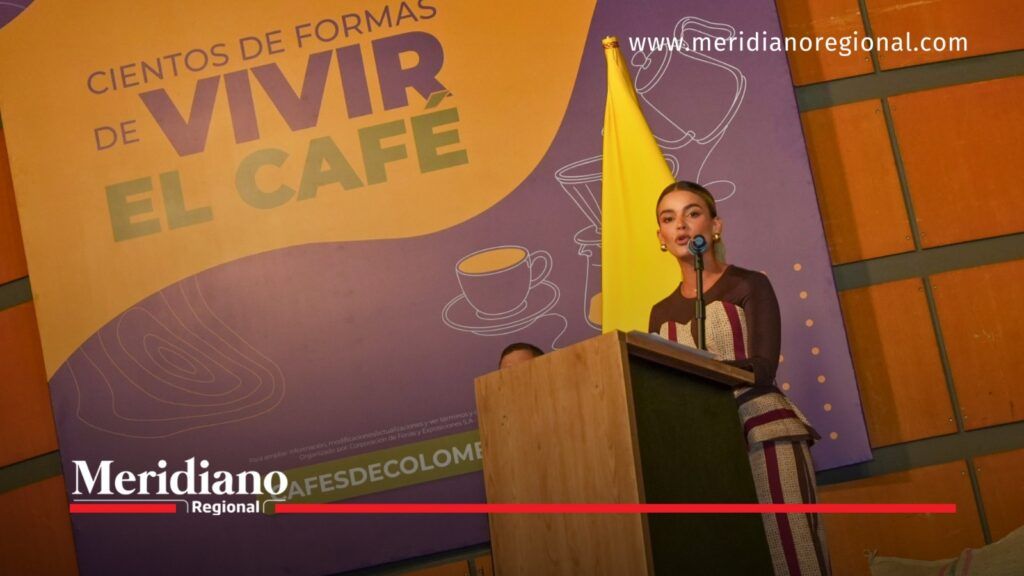 Mujer interviene ante un micrófono durante la inauguración de Cafés de Colombia Expo 2026 en Bogotá.