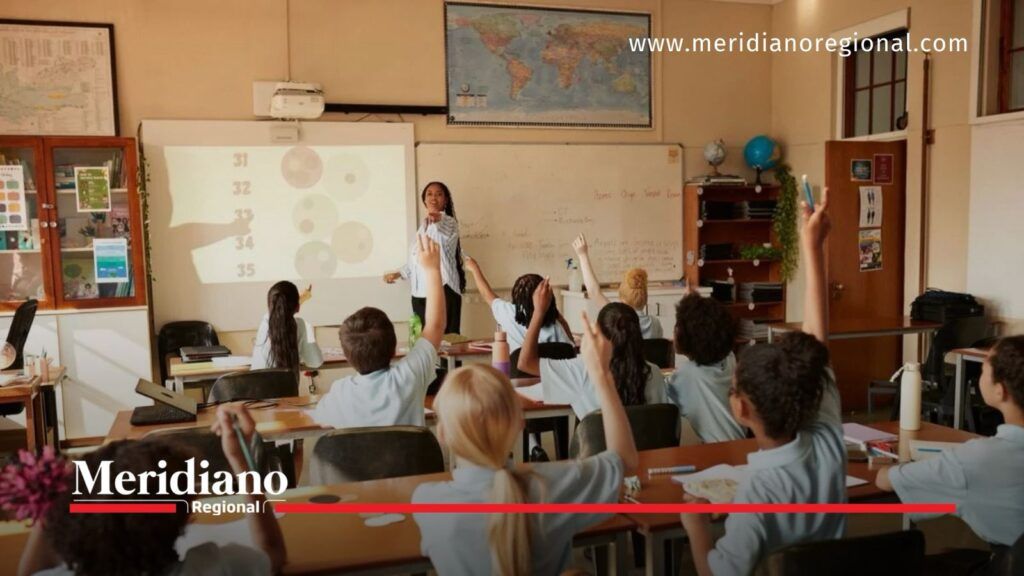 Educación y formación en Colombia - Meridiano Regional Estudiantes participan en una clase como representación de la educación y el pensamiento crítico en Colombia.