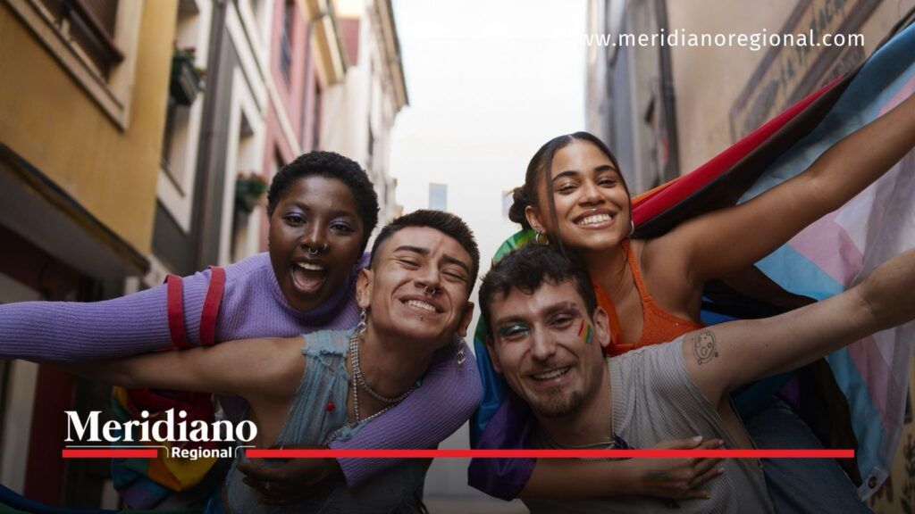 Diversidad e identidades en Colombia - Meridiano Regional Jóvenes con banderas de diversidad sexual como representación del pluralismo y la diversidad cultural en Colombia.
