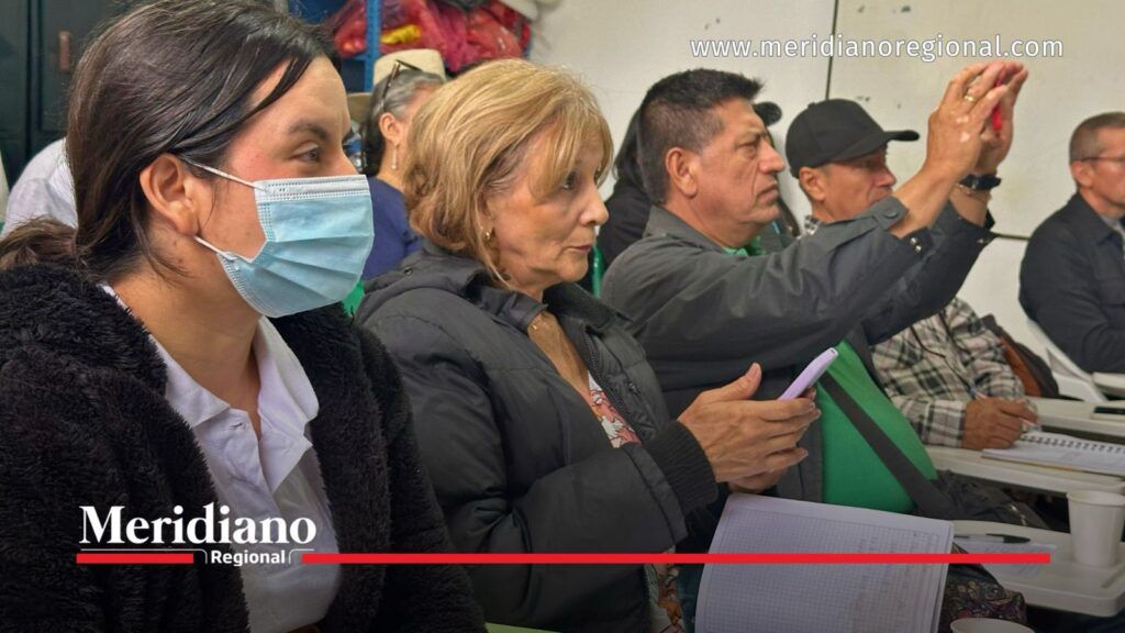 Productores rurales participan en formación agroecológica en Popayán. - Meridiano Regional Participantes sentados durante una capacitación en agroecología en Popayán; algunos utilizan celulares y toman apuntes durante la jornada.