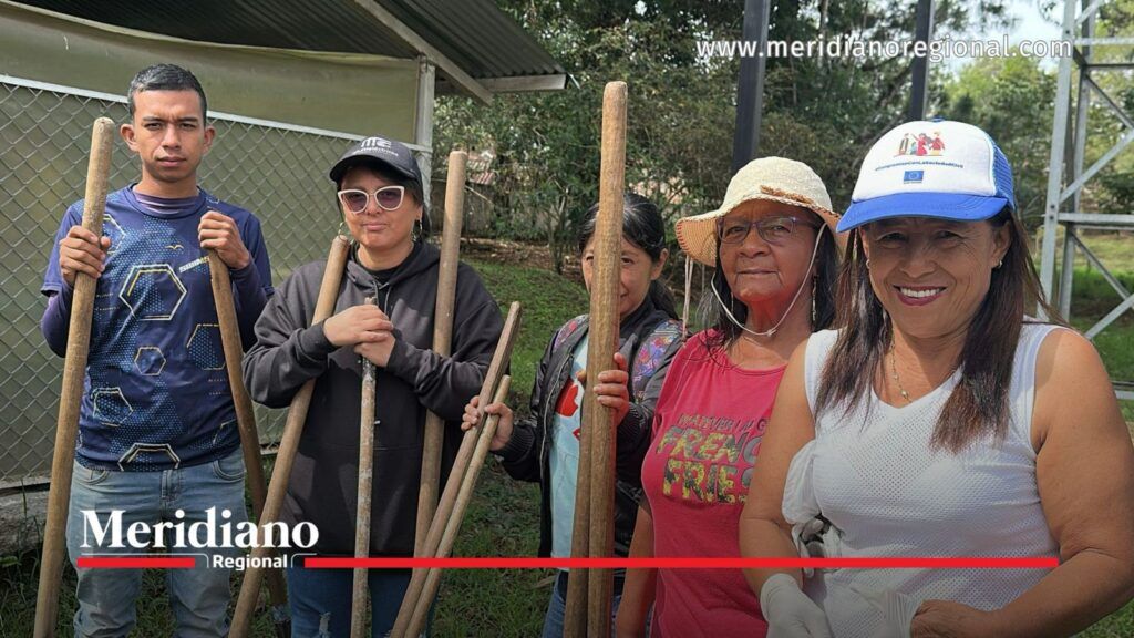 Productores y estudiantes participan en formación agroecológica en Popayán. - Meridiano Regional Grupo de cinco participantes, cuatro mujeres y un hombre, sostiene herramientas agrícolas en el Vivero Municipal de Popayán, Cauca.