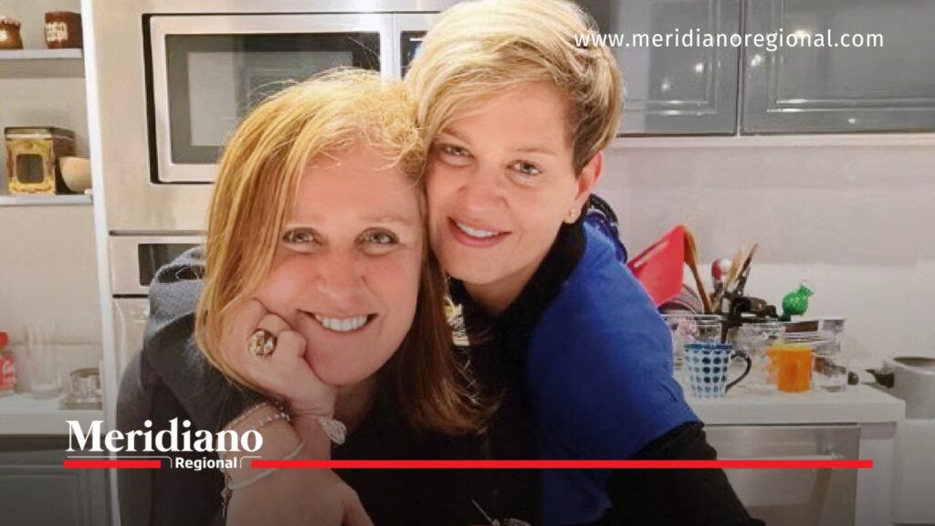 Eva Ferrer y Verónica Alcocer antes de sus diferencias públicas - Meridiano Regional Eva Ferrer y Verónica Alcocer sonríen juntas en una fotografía tomada en el interior de una vivienda.