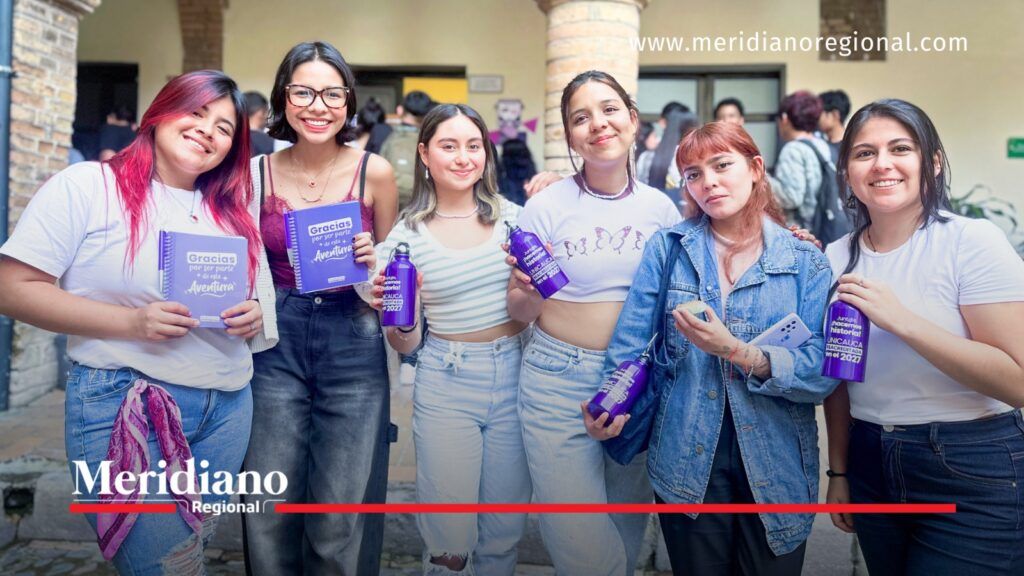 Seis estudiantes de la Universidad del Cauca sostienen cuadernos y termos de la campaña de reacreditación institucional, con motivo del Bicentenario de 2027.
