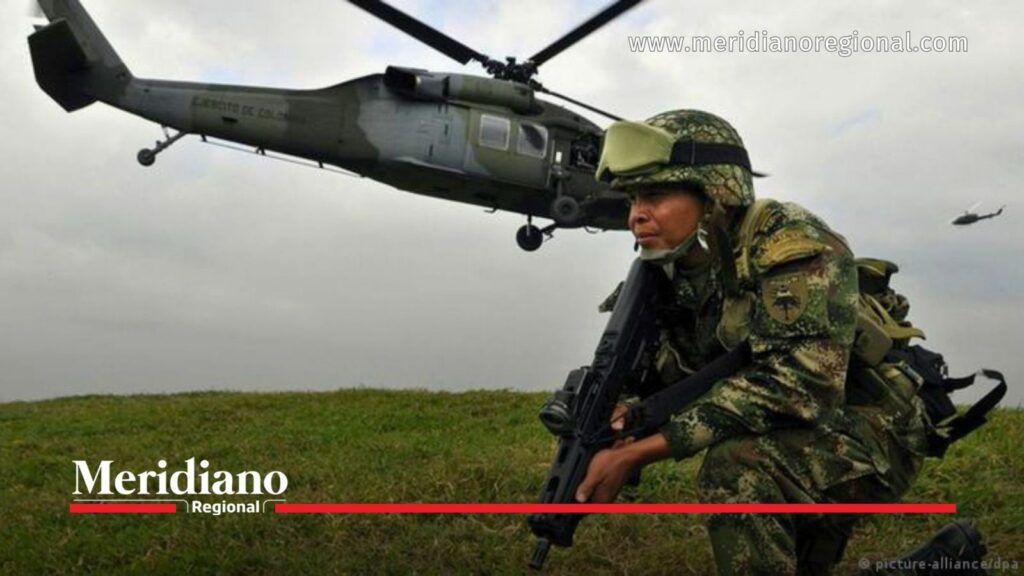 Ejército Nacional y operaciones de seguridad en Cauca. - Meridiano Regional Militar colombiano con uniforme de camuflaje y arma larga, con un helicóptero del Ejército sobrevolando al fondo.