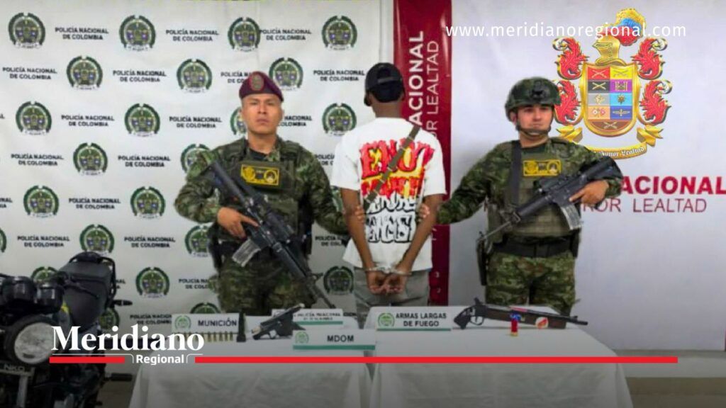 Ejército Nacional reportó una captura en Puerto Tejada, Cauca. - Meridiano Regional Dos militares custodian a un hombre capturado junto a armas y una motocicleta durante un operativo en Cauca.Dos militares custodian a un hombre capturado junto a armas y una motocicleta durante un operativo en Cauca.