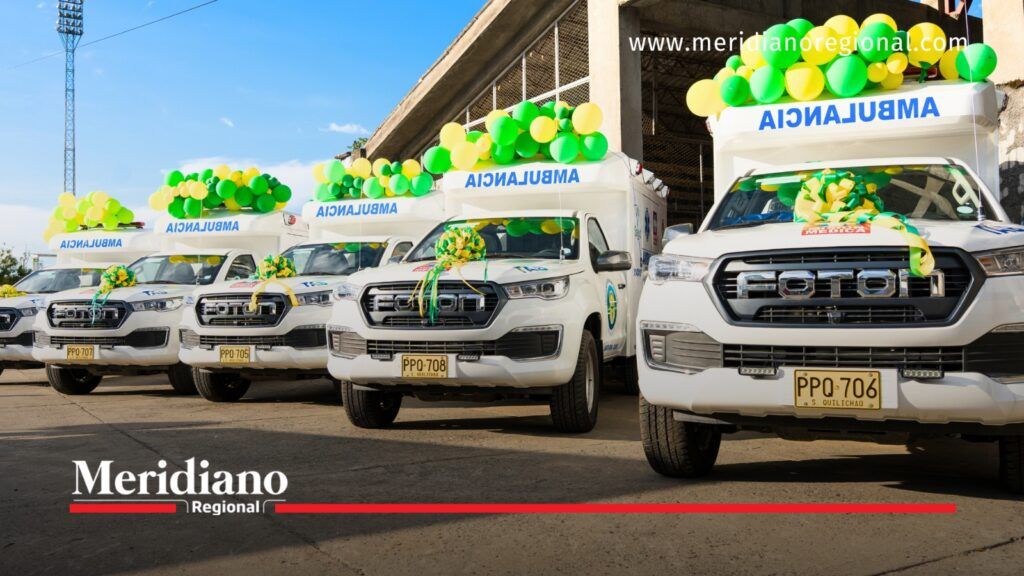 Entrega de ambulancias para cinco municipios del Cauca. - Meridiano Regional Cinco ambulancias nuevas decoradas con globos verdes y amarillos durante la entrega de ambulancias en Cauca, realizada el 16 de octubre de 2026.