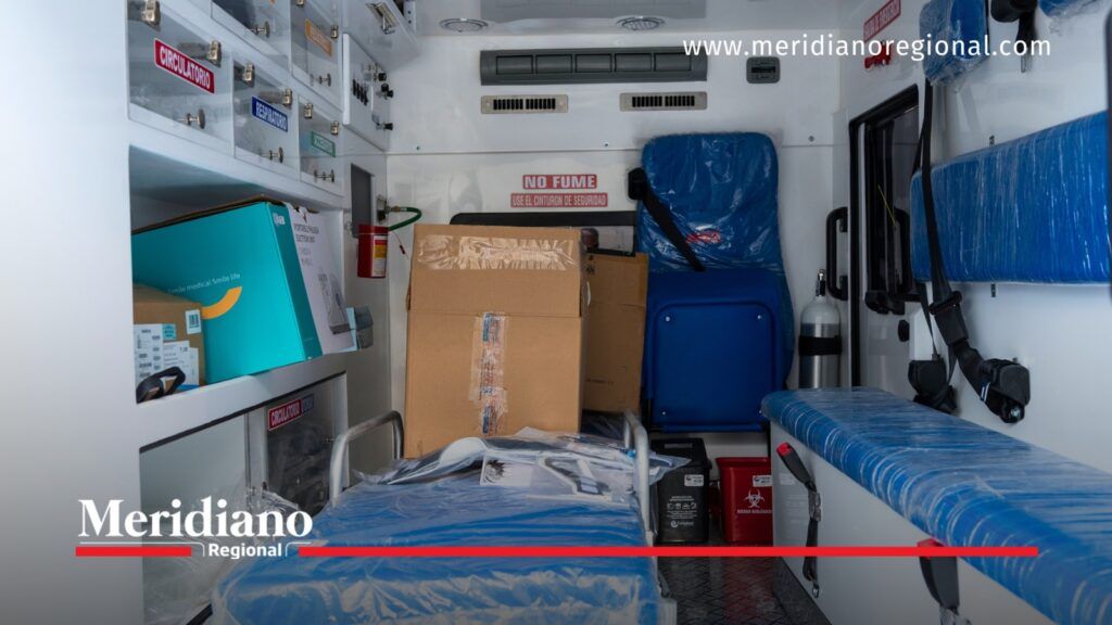Dotación médica de las nuevas ambulancias del Cauca. - Meridiano Regional Interior de una ambulancia entregada en Cauca, con camilla, asientos azules, compartimientos médicos y equipos para el transporte asistencial.
