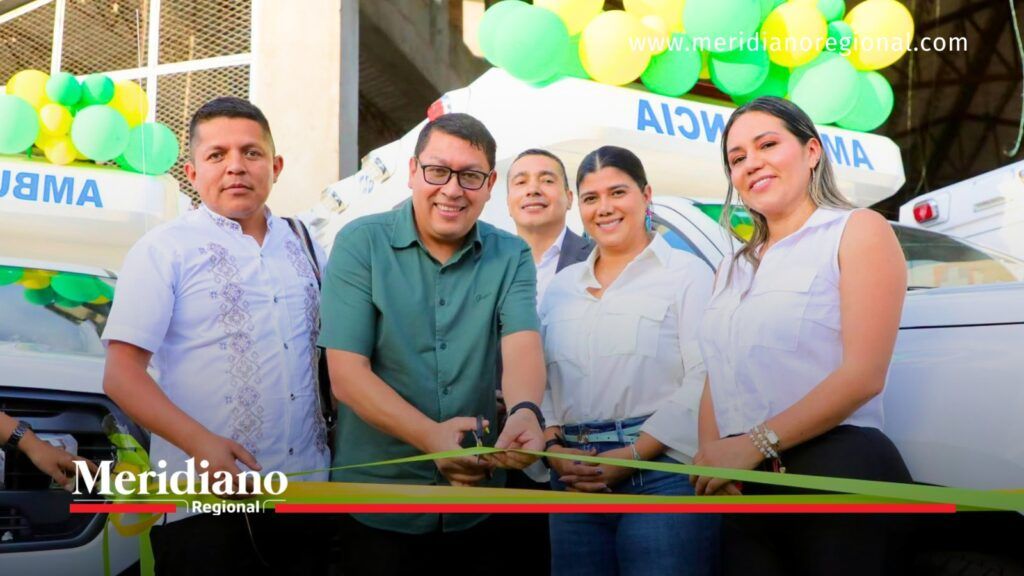 Gobernador del Cauca y autoridades durante la entrega de ambulancias. - Meridiano Regional Alcalde de Inzá, Hernán Trujillo, gobernador Jorge Octavio Guzmán, secretaria Carolina Camargo y dos asistentes durante la entrega de ambulancias en Cauca.