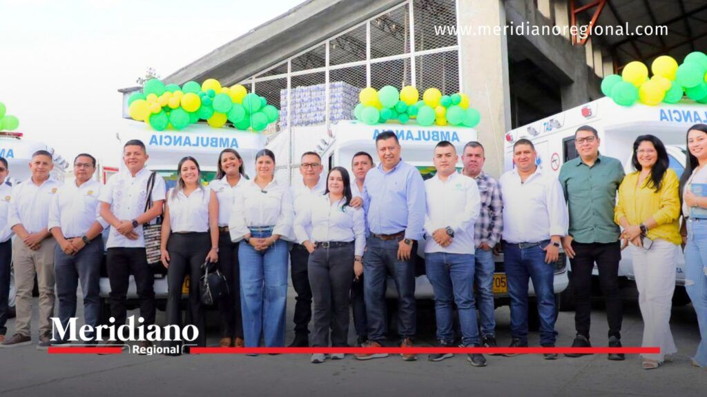 Entrega de cinco ambulancias para municipios del Cauca. - Meridiano Regional Grupo de autoridades y representantes del sector salud frente a las nuevas ambulancias entregadas en Cauca.