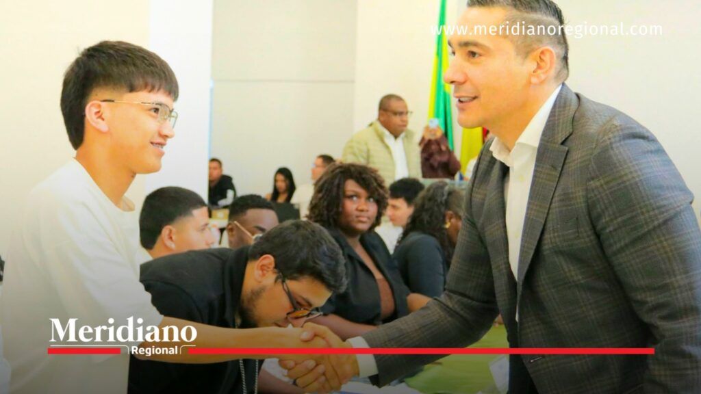 Gobernador del Cauca dialogó con jóvenes durante el CODPOS. - Meridiano Regional Gobernador Octavio Guzmán saluda a un joven del Cauca durante la tercera sesión del CODPOS de 2026.