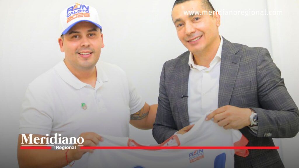 Representación juvenil y autoridades del Cauca. - Meridiano Regional Dos participantes sostienen una camiseta durante un encuentro relacionado con los jóvenes del Cauca y la política pública de juventud.