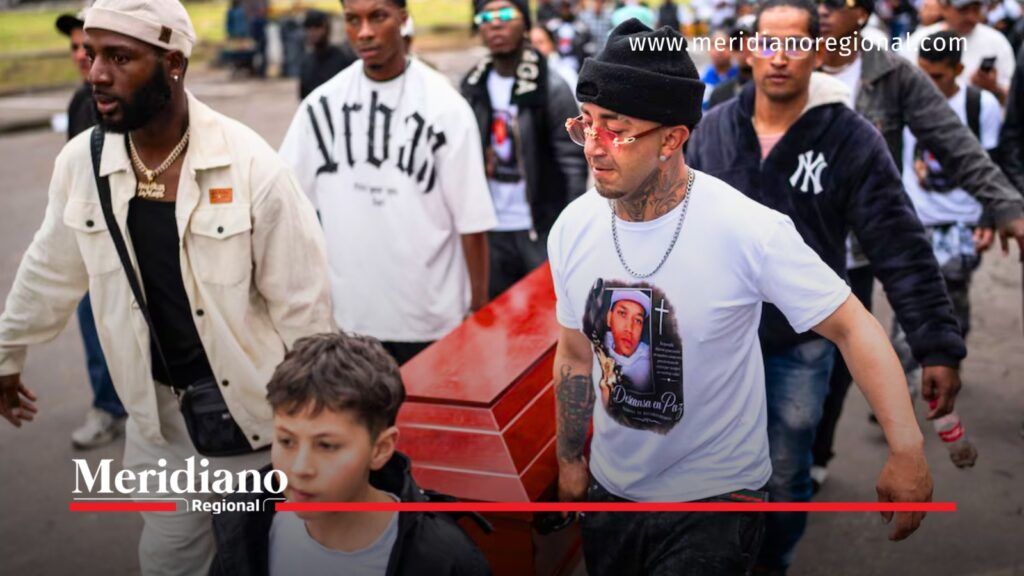 Familiares y allegados acompañan el féretro de Donovan Balanta Paz, cuya muerte bajo custodia policial en Soacha es investigada por la Fiscalía.