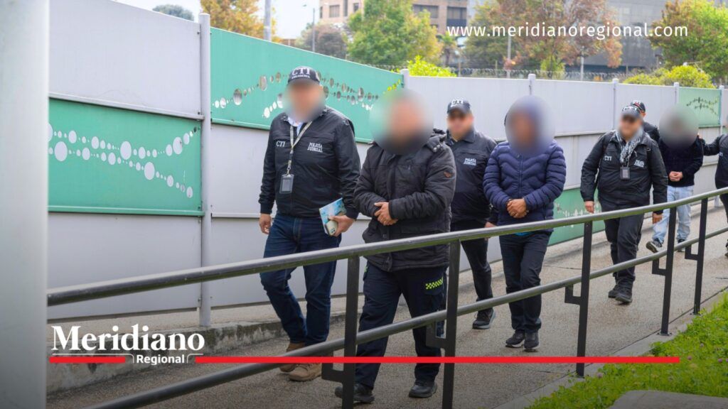 Agentes del CTI de la Fiscalía durante un procedimiento relacionado con cuatro policías capturados por la muerte de Donovan Balanta Paz.