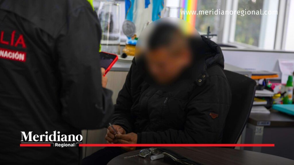 Hombre con rostro difuminado durante una diligencia judicial relacionada con los policías capturados por la muerte de Donovan Balanta Paz.