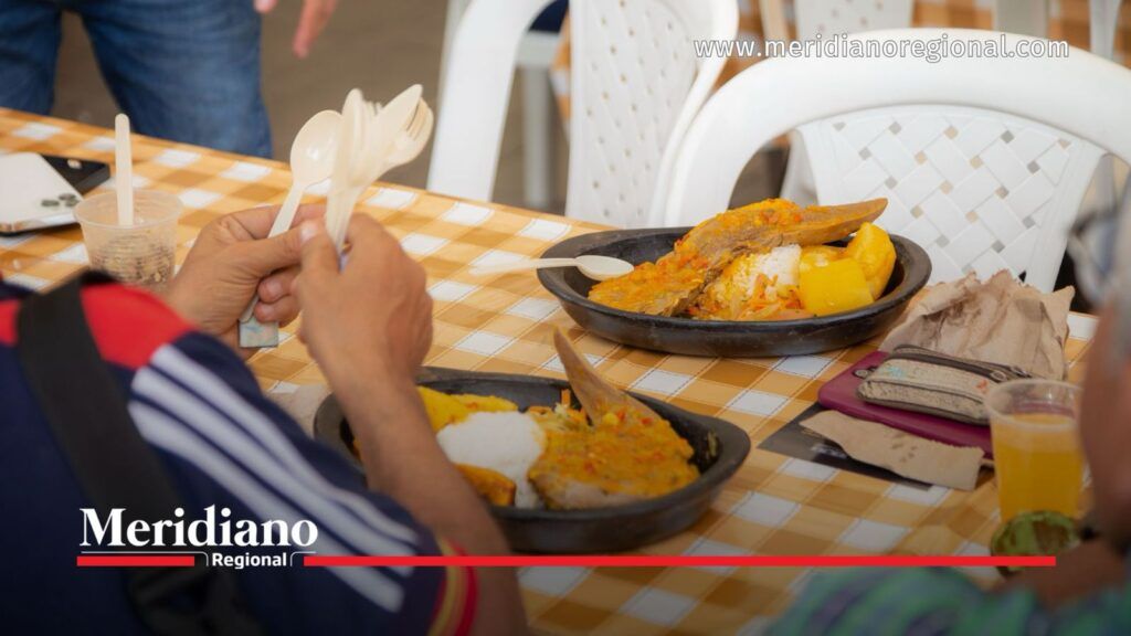 Gastronomía tradicional durante el Congreso de Popayán. - Meridiano Regional Comensales disfrutan de platos con arroz, alimentos en salsa y otros acompañamientos durante un encuentro gastronómico en Popayán.