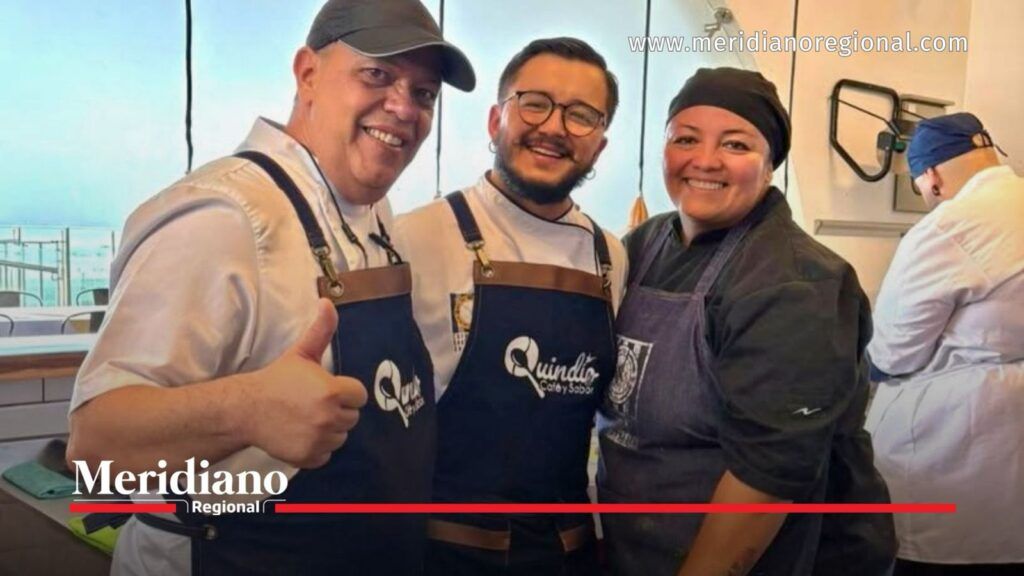 Representantes gastronómicos vinculados al Congreso de Popayán. - Meridiano Regional Tres profesionales gastronómicos posan con uniformes de cocina y delantales durante un encuentro del sector.