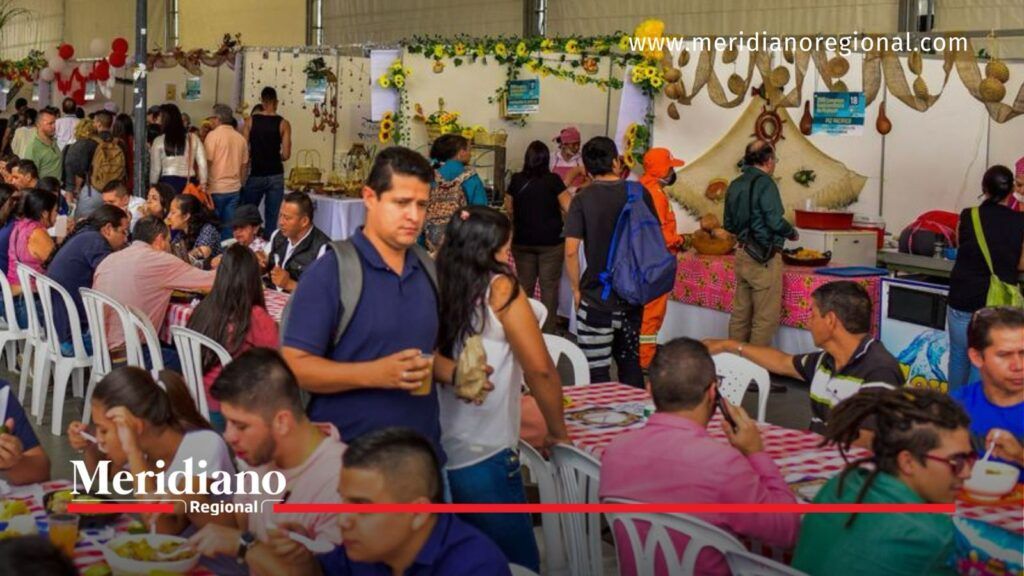 Visitantes disfrutan del Congreso Gastronómico de Popayán. - Meridiano Regional Visitantes y expositores en el área de comidas del Congreso Gastronómico de Popayán.