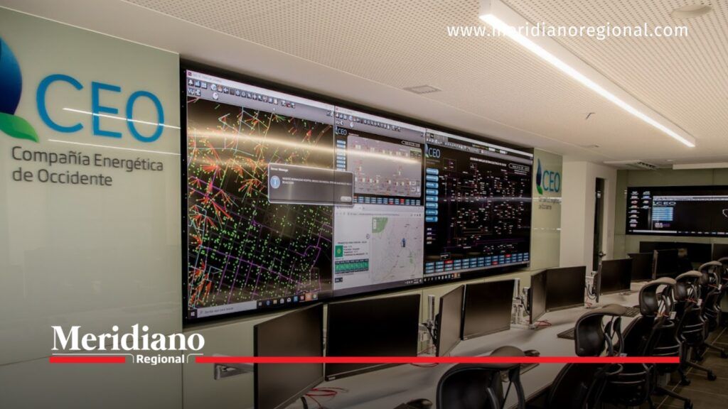 Centro de control de CEO con pantallas digitales, mapas de redes eléctricas, computadores y estaciones de supervisión.