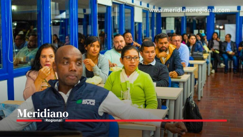 Participantes sentados en un salón de formación de la ESAP, con mesas, sillas azules y ventanales durante una actividad académica en Popayán.