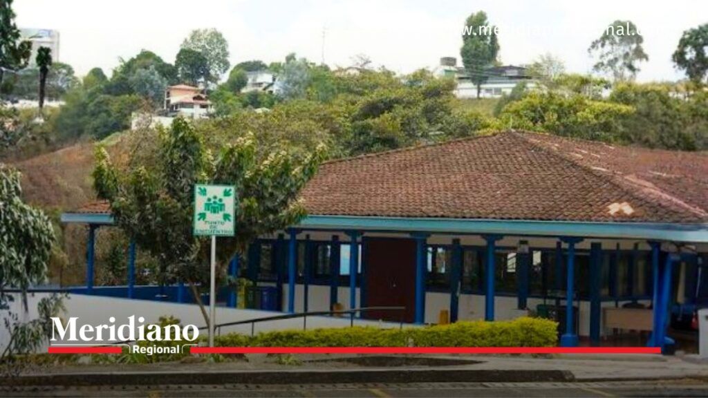 Fachada de la sede de la ESAP en Popayán, Cauca, con columnas azules, techo de tejas y zonas verdes.