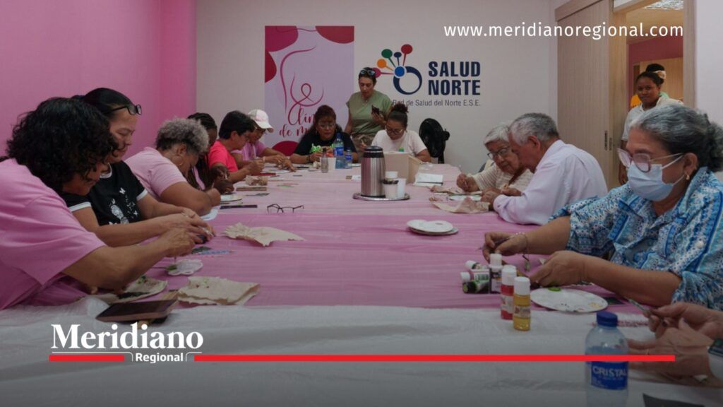 Mujeres participan en un taller de manualidades de la Clínica de Mama de Cali, en un espacio de la Red de Salud Norte.
