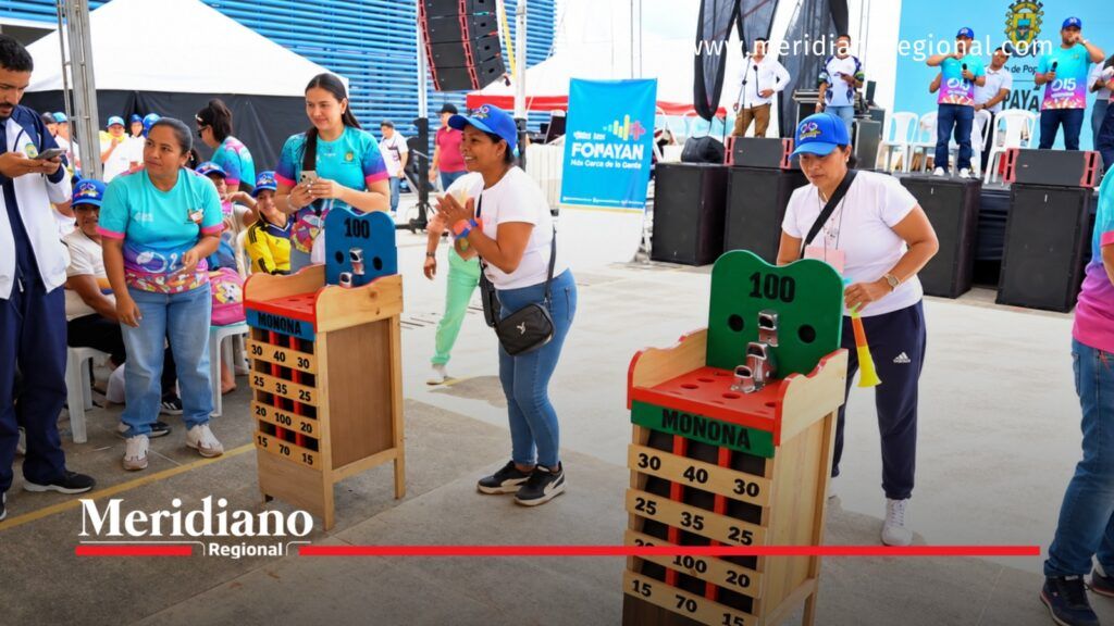 Mujeres participan en el juego tradicional de rana durante el encuentro O15 Mujer Rural, organizado por la Alcaldía de Popayán en el Complejo Deportivo de la ciudad.