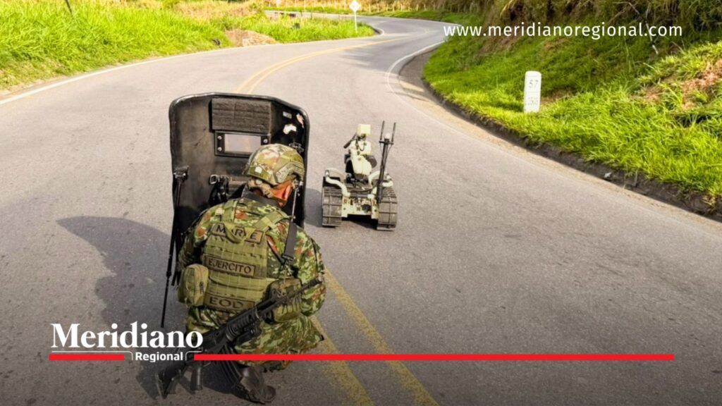 Militar del Ejército Nacional junto a un robot antiexplosivos durante un operativo en la vía Panamericana, en El Patía, Cauca.