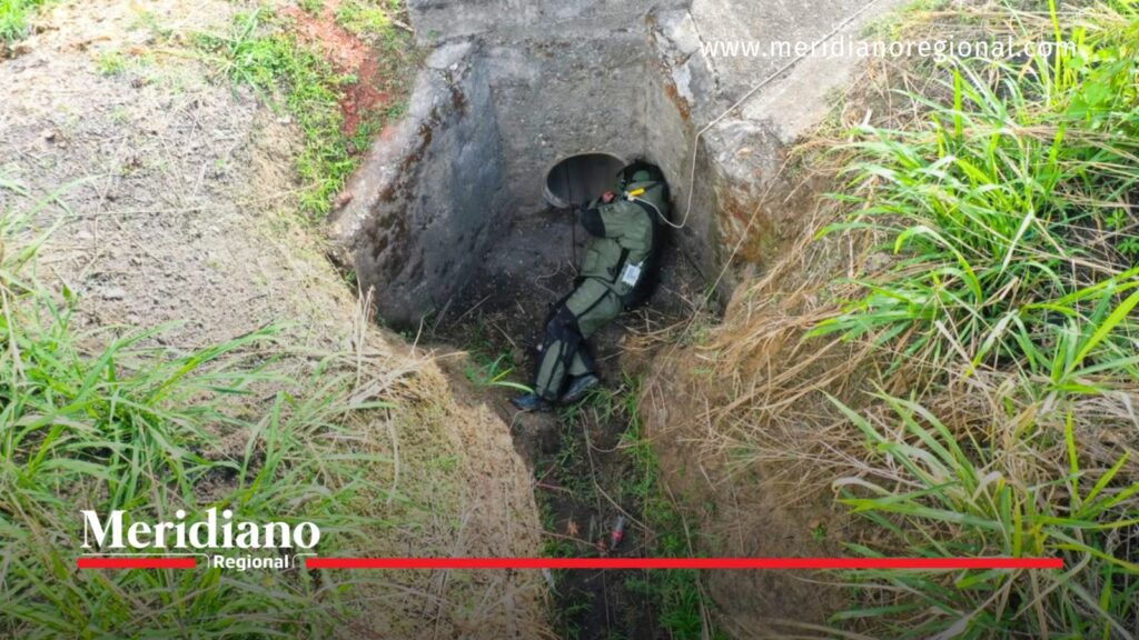 Especialista antiexplosivos del Ejército Nacional inspecciona una alcantarilla de la vía Panamericana en El Patía, Cauca.