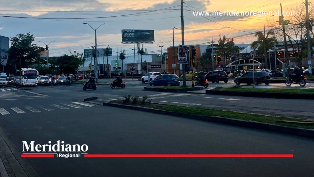 Movilidad en el sector de Campanario, Popayán. - Meridiano Regional Vehículos y motocicletas circulan por la intersección vial frente al Centro Comercial Campanario, en Popayán, Cauca.