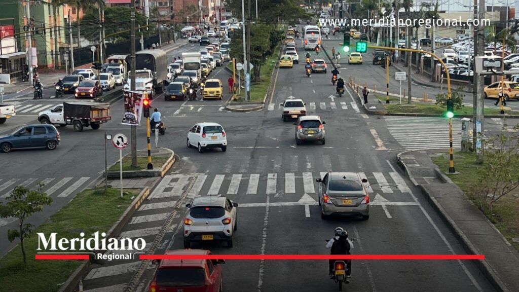 Circulación vehicular en la carrera 9 de Popayán. - Meridiano Regional Vista elevada del tráfico de automóviles, motocicletas y camiones en una intersección semaforizada de la carrera 9, en Popayán.