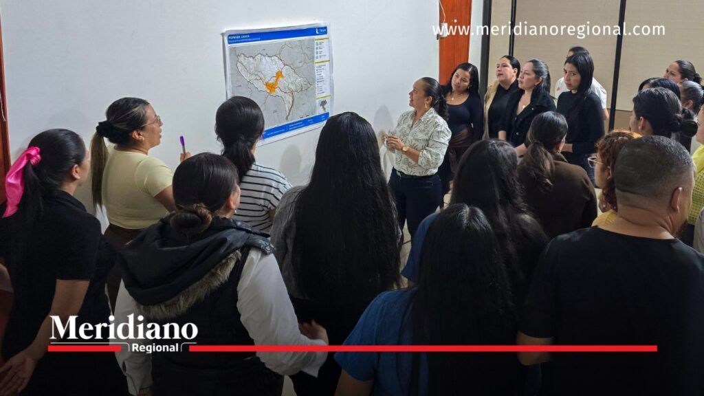 Identificaron dificultades de acceso a servicios en zonas rurales de Popayán. - Meridiano Regional Funcionarios y participantes observan un mapa de Popayán durante una jornada de reconocimiento territorial del Sistema Municipal de Cuidado.