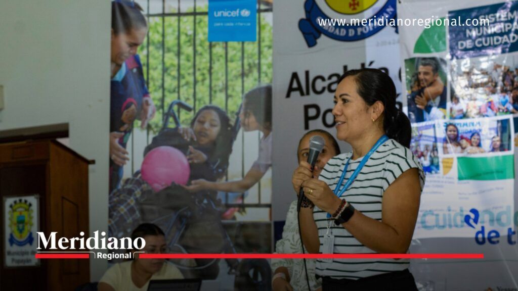 Jornada de fortalecimiento del Sistema Municipal de Cuidado en Popayán. - Meridiano Regional Mujer interviene con un micrófono durante una jornada del Sistema Municipal de Cuidado en Popayán, Cauca.