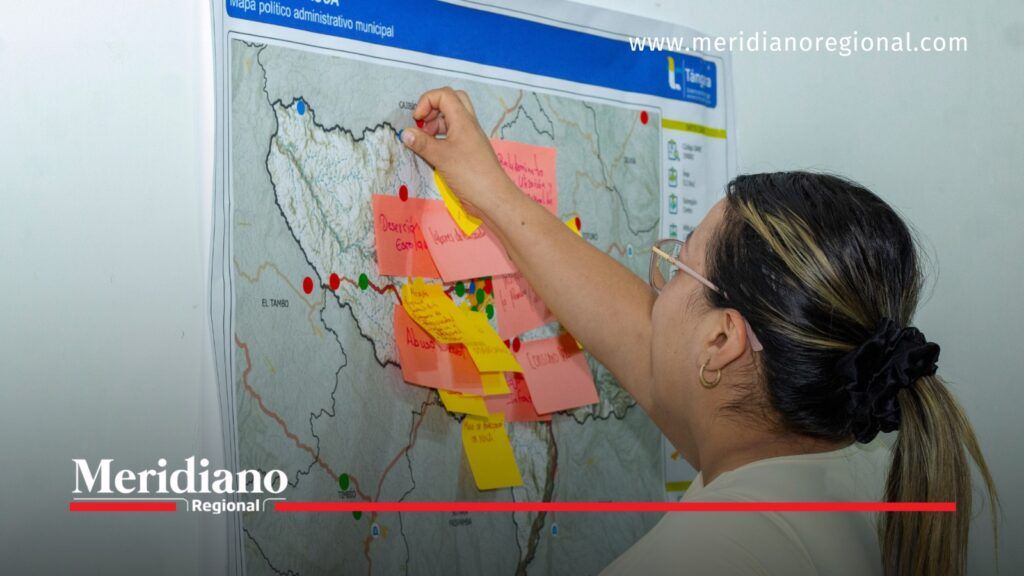 Identificaron necesidades de las personas cuidadoras en Popayán. - Meridiano Regional Mujer señala un punto en un mapa de Popayán durante un ejercicio de reconocimiento territorial del Sistema Municipal de Cuidado.