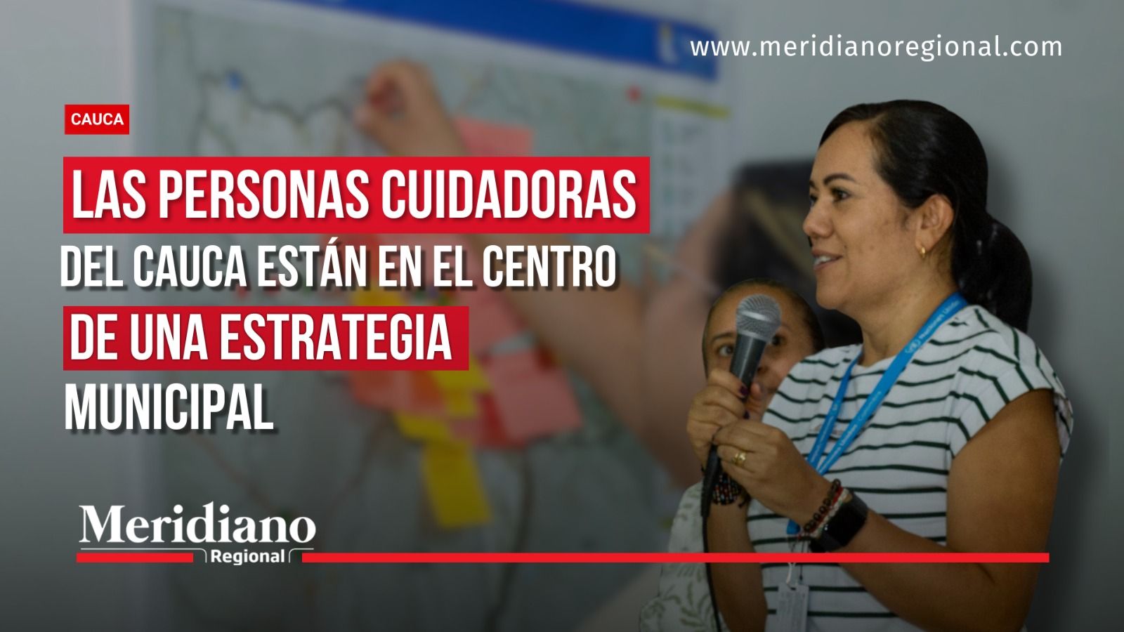 Mujer con micrófono durante una jornada del Sistema Municipal de Cuidado en Popayán, Cauca, con un titular sobre la atención a personas cuidadoras.