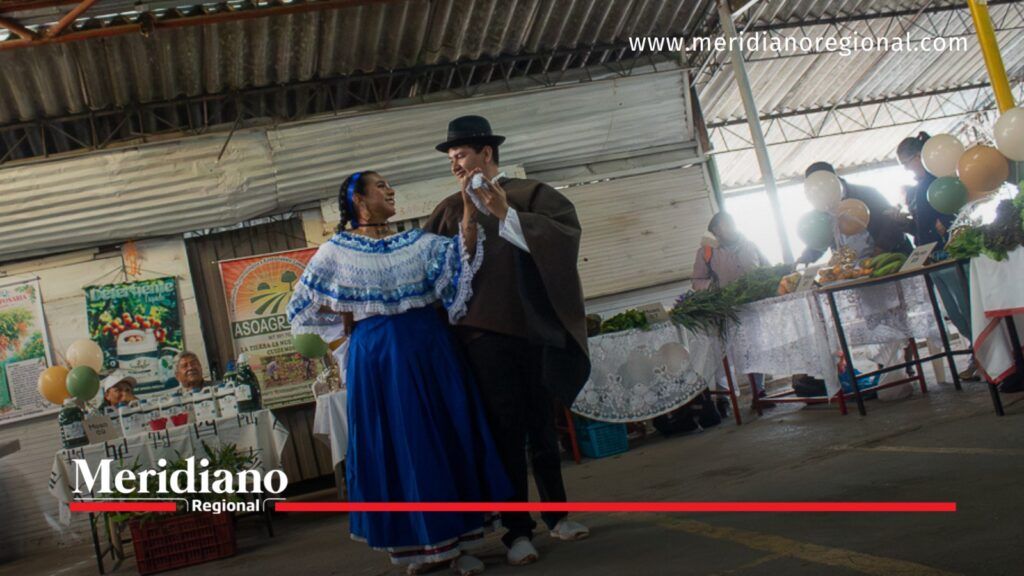 Pareja de bailarines con vestuario tradicional realiza una presentación cultural en la Plaza de Mercado Las Palmas de Popayán.