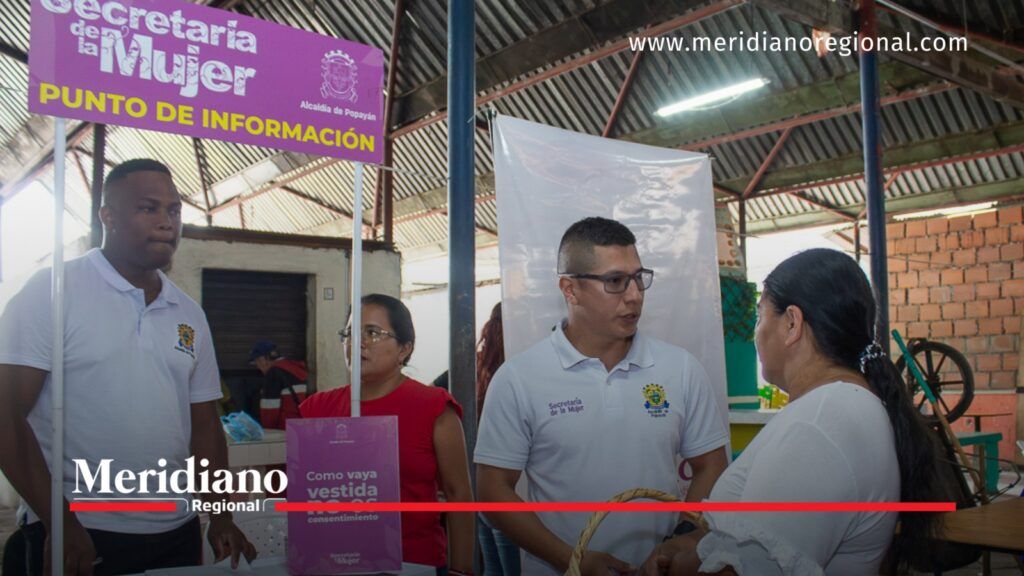 Funcionarios de la Secretaría de la Mujer de Popayán atienden a una ciudadana en la Plaza de Mercado Las Palmas.