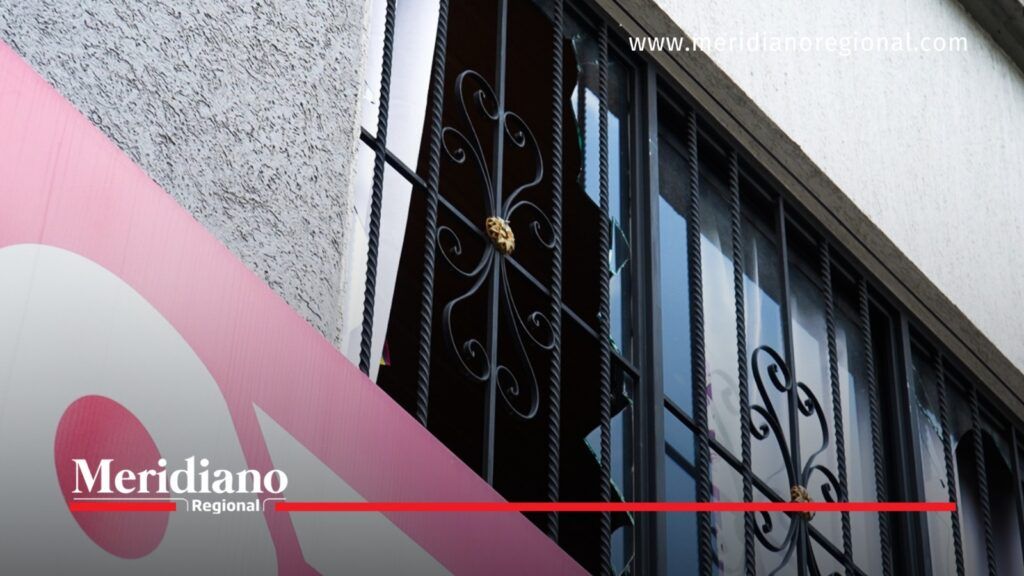 Ventana con rejas metálicas y vidrios rotos en una edificación del barrio Alfonso López, en Popayán.