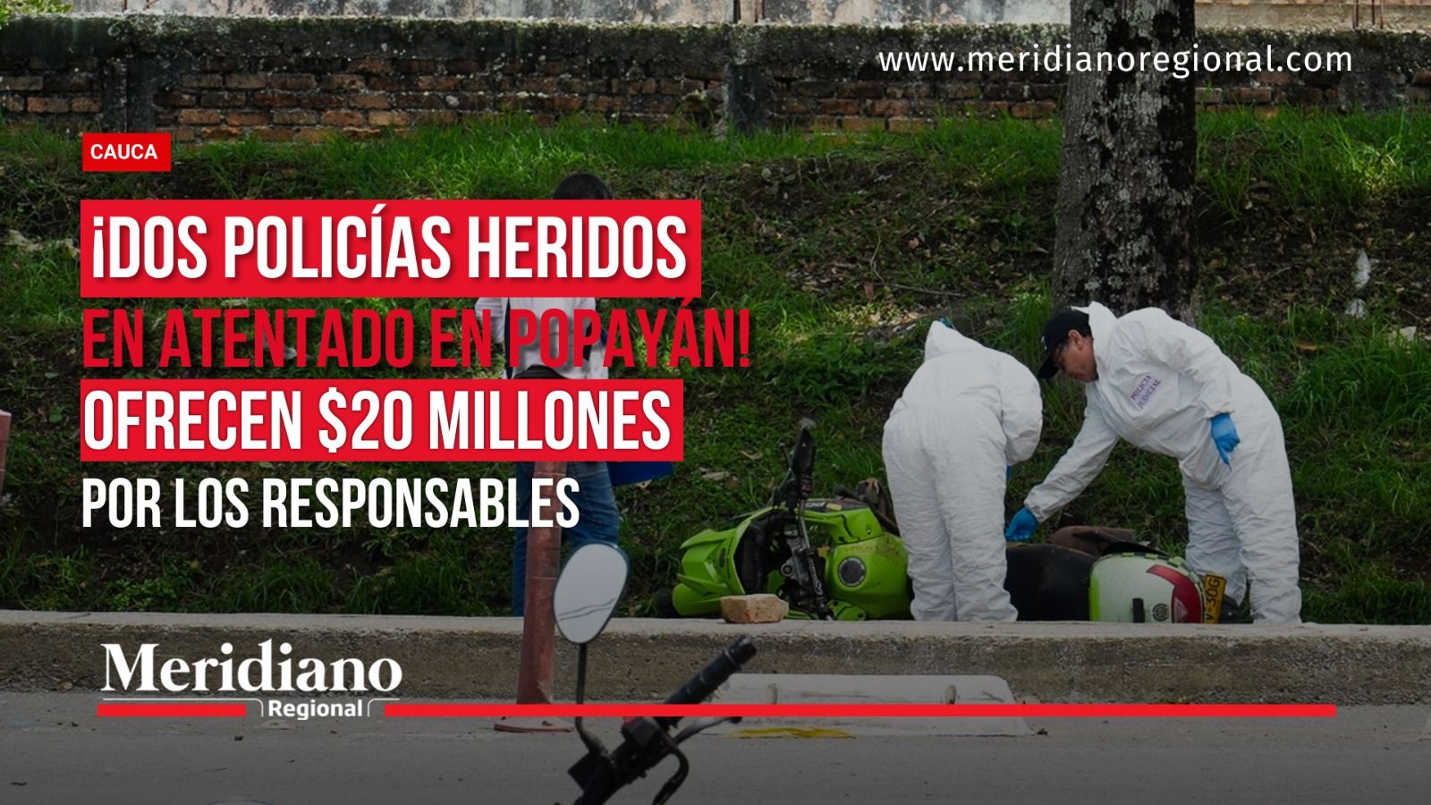 Personal de investigación inspecciona una motocicleta en Popayán, junto al titular que anuncia dos policías heridos y una recompensa de $20 millones por los responsables.