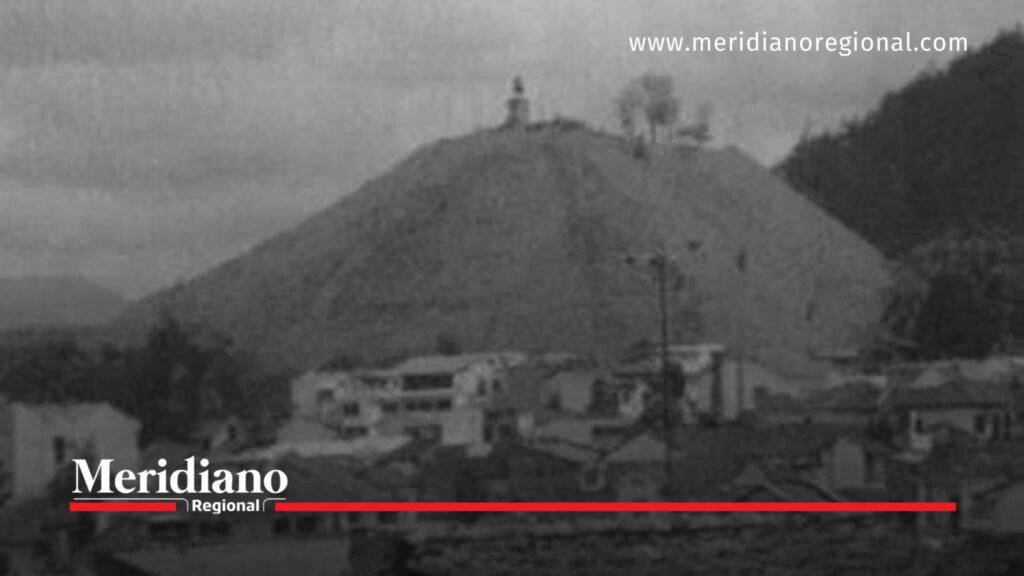 Fotografía histórica del Morro de Tulcán en Popayán, Cauca, con su elevación característica, vegetación y antiguas edificaciones en los alrededores.