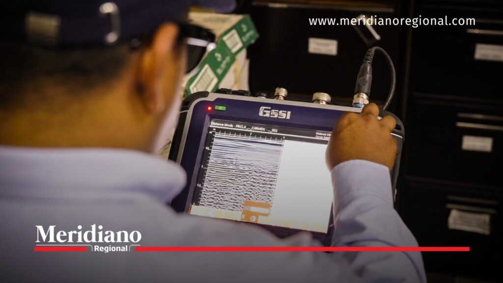 Técnico revisa la pantalla de un georradar GSSI durante las exploraciones para investigar posibles túneles bajo edificaciones históricas de Popayán.